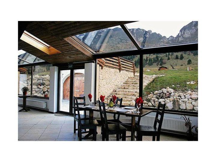 Taverna Pietrei Craiului Zărneşti Buitenkant foto